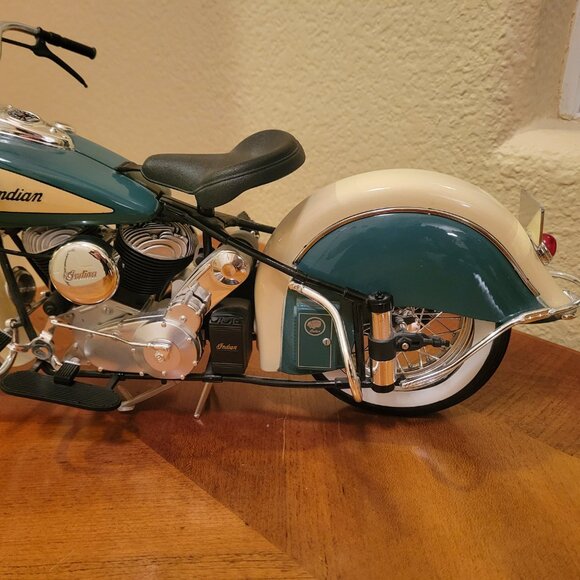 Guiloy 1948 Indian Chief Die-Cast Motorcycle - Picture 3 of 14